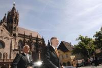 Bundespräsident Horst Köhler vor dem Freiburger Münster mit Gundolf Fleischer